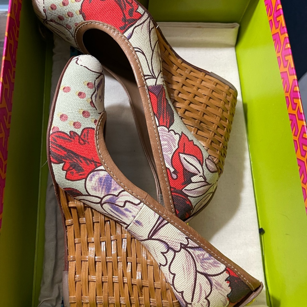 Tory Burch size 7.5 wedge